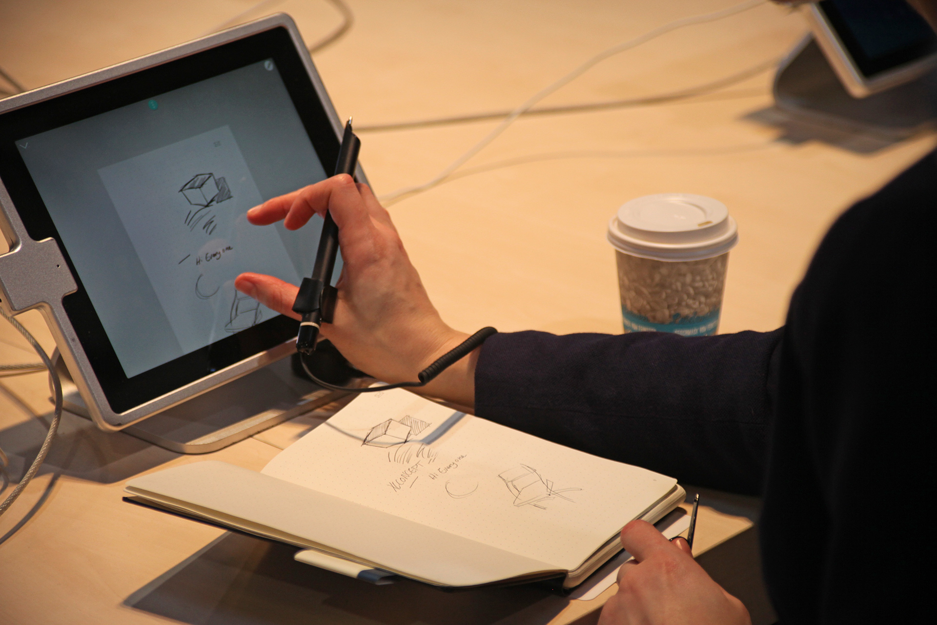 Analoge vs. digitale Kalender ©stapag Frau mit Notizbuch vor Touchscreen