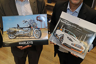 Zwei Bildkalender Motorräder und Sportwagen