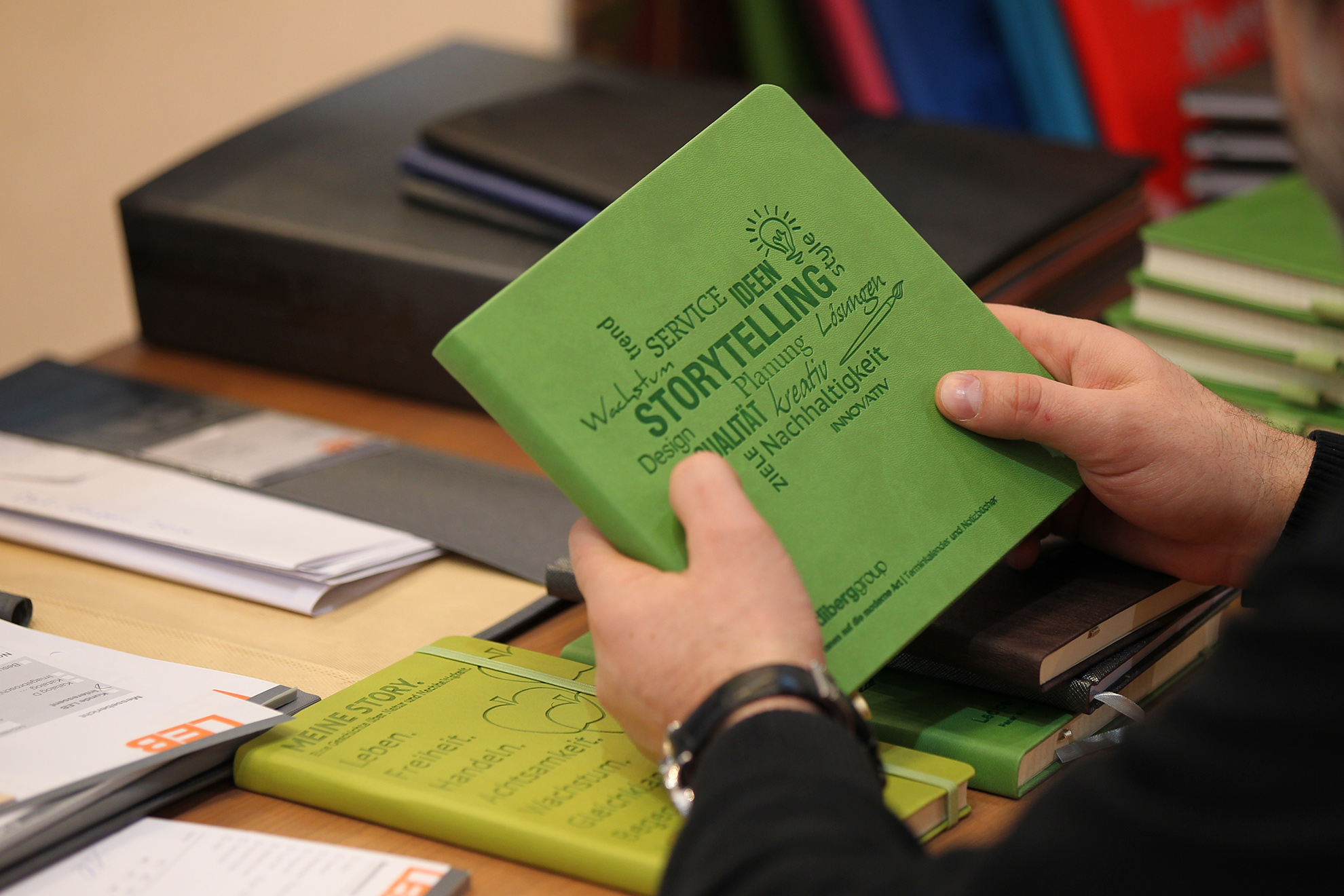 Das Comeback analoger Produkte ©stapag Notizbuch mit geprägter Oberfläche berühren