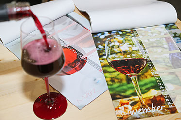 Emotionaler Wein-Bildkalender und Befülltes Rotweinglas