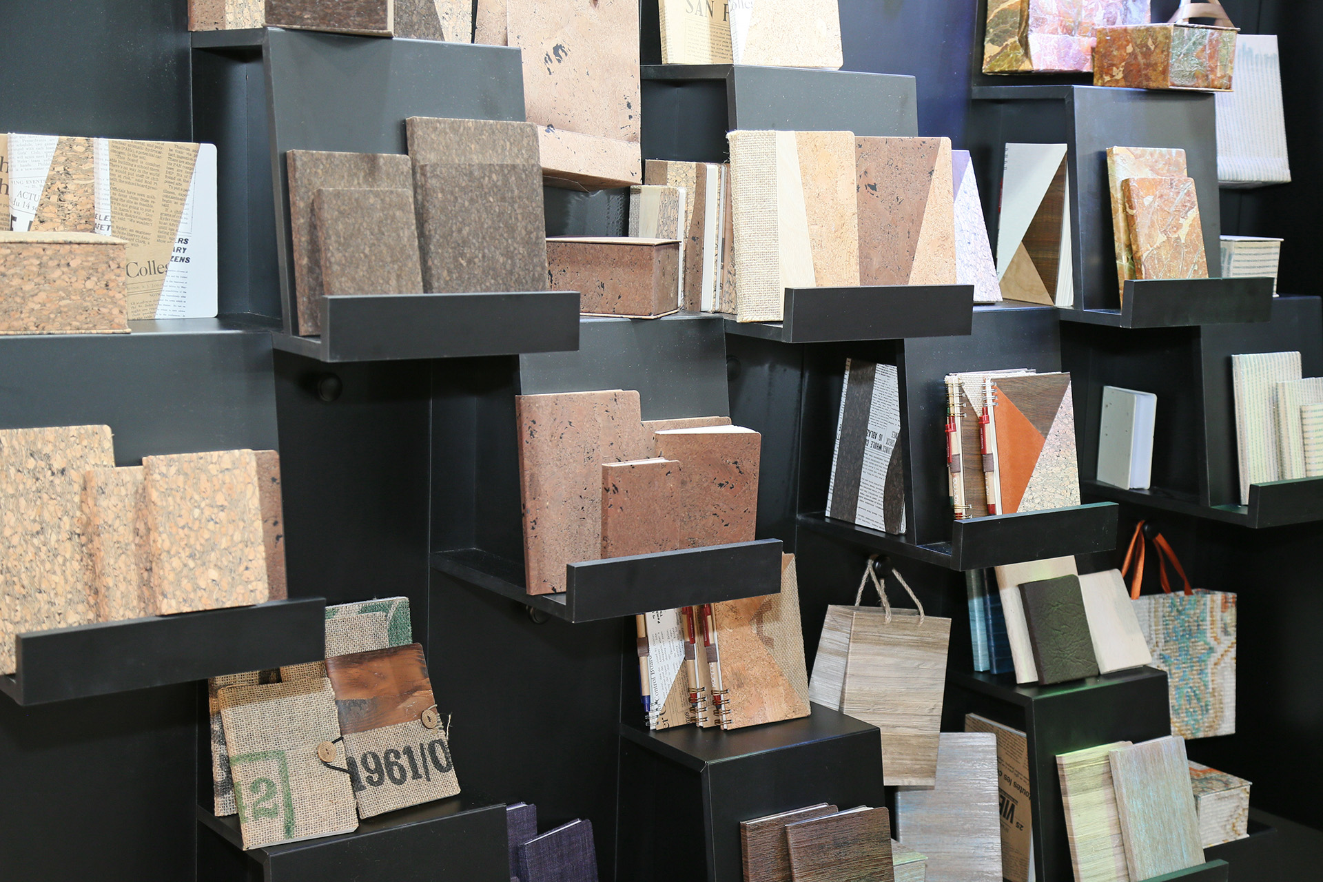 Inspirationsquelle Papier ©stapag Präsentation von unterschiedlich gestalteten Notizbüchern