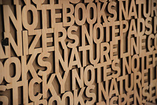 Papierprodukte in Worten aus Holzbuchstaben 